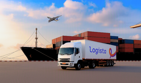 Camión Logista junto a buque portacontenedores.
