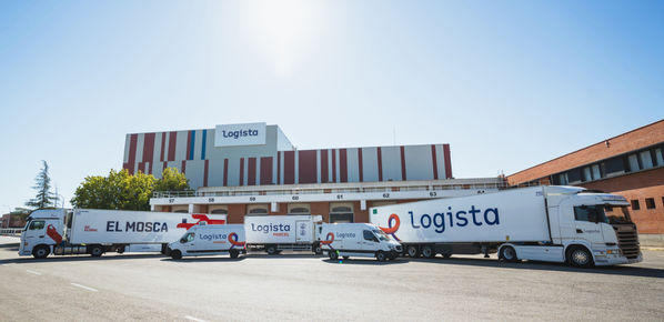 Flota de transporte de El Mosca by Logista en instalaciones logísticas.